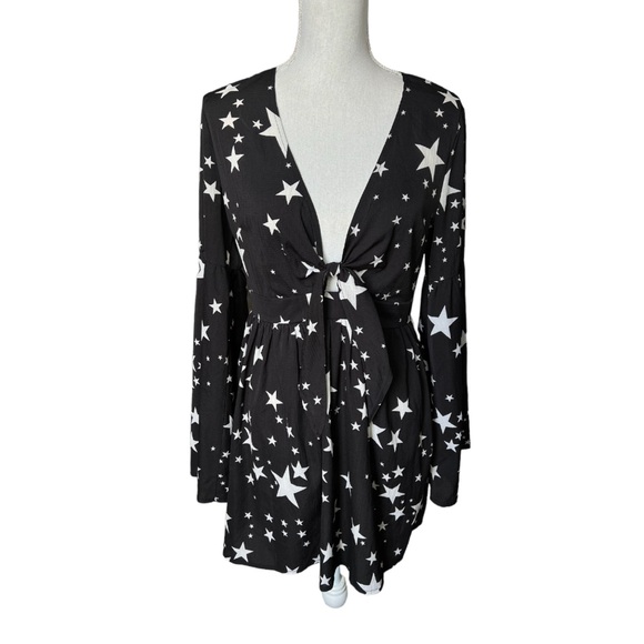 Boohoo Black Star Print Bell Sleeve mini dress - Picture 2 of 12